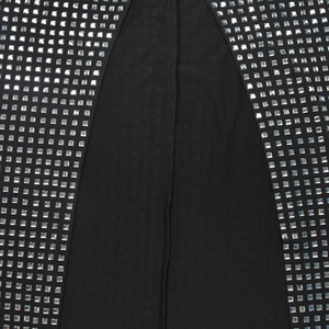 Dettaglio degli strass quadrati su tessuto a maglia nero con cuciture verticali fini