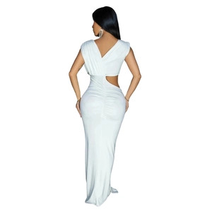 Détail de la robe longue blanche sans manches avec dos en V et découpes latérales