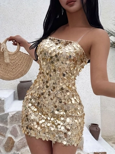 Gros plan de sequins dorés et de bretelles transparentes sur une mini robe de soirée