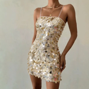 Robe mini à paillettes dorées champagne coupe ajustée avec fines bretelles de soirée
