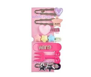 Détails d'un ensemble de barrettes colorées avec formes de cœur et d'étoile sur carte