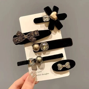 Détail de lot de 5 barrettes en velours noir avec strass et cœurs dorés