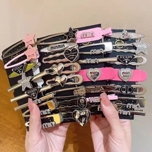 Ensemble de barrettes métalliques avec motifs étoile et cœur sur cartes noires