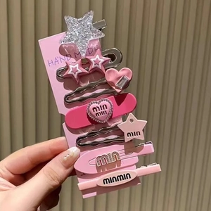 Lot de barrettes roses en métal avec formes d'étoile et de cœur sur fond neutre