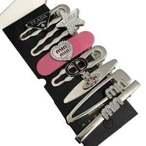 Lot de cinq pinces à cheveux métalliques argentées avec cœurs roses et strass brillants