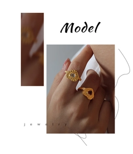 Détail d'une bague coeur en or vintage avec des zircons incrustés de style rétro
