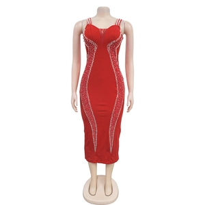 Détail de la robe rouge ajustée avec strass scintillants et décolleté en V en résille