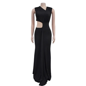 Détail de la découpe à la taille et du drapé sur une robe longue noire sans manches