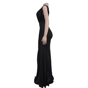 Vue latérale d'une robe maxi noire sans manches à coupe ajustée avec une silhouette élégante