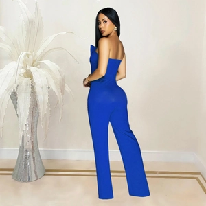 Vue latérale d'une combinaison bustier bleu roi ajustée soulignant la silhouette chic