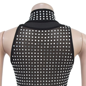 Dettaglio del top a rete nero con strass argentati brillanti su collo alto e sul retro