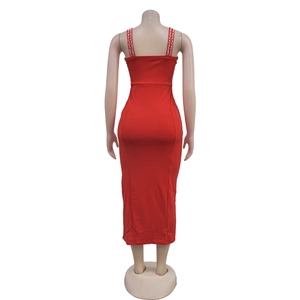 Détail de la robe midi rouge moulante avec bretelles élégantes ornées de strass