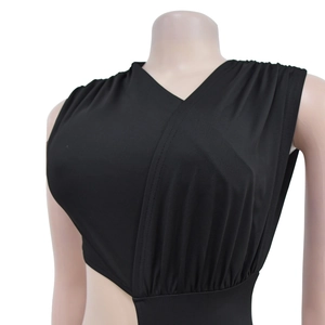Détail d'une robe noire sans manches à col en V avec plissés et découpe à la taille