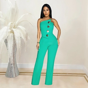 Détail d'une combinaison vert émeraude montrant le bustier asymétrique à boutons
