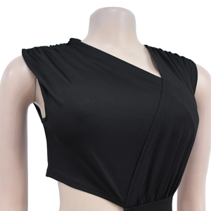 Détail de la robe noire sans manches avec fronces asymétriques et découpe à la taille