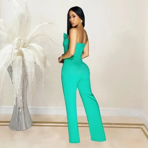 Combinaison bustier vert vif avec pantalon large et une silhouette ajustée