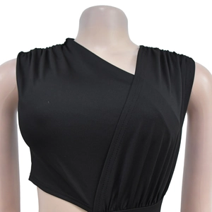 Détail d'un haut noir sans manches asymétrique avec des plis et un tricot élastique texturé