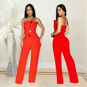 Détail d'une combinaison bustier rouge à jambes larges avec de gros boutons dorés