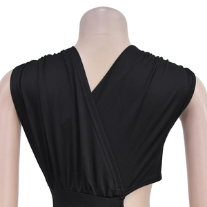 Détail du dos d'une robe noire sans manches avec un design croisé en V profond à l'arrière