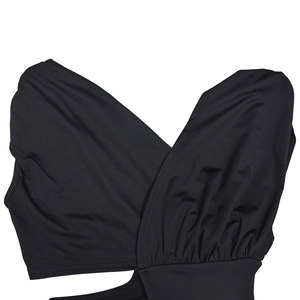 Détail de la robe noire sans manches à col en V croisé avec plis et tissu lisse
