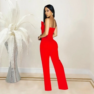Détail d'une combinaison bustier rouge vif à taille haute et jambes larges élégantes