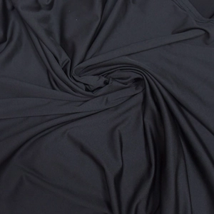 Vue rapprochée du tissu tricoté gris foncé montrant la texture fine et le drapé en spirale