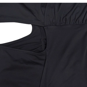 Détail de la robe noire montrant le design découpé et les coutures plissées fines