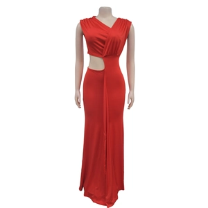 Détail d'une robe longue rouge sans manches avec découpe à la taille et décolleté en V profond