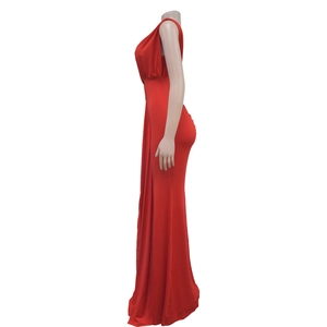 Détail de la robe longue rouge sans manches avec décolleté en V et texture de tissu drapé