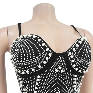 Dettaglio dell'abito a corsetto nero con perle bianche e strass in motivi geometrici eleganti