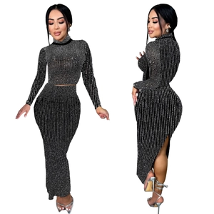 Damen Set aus schwarzem Langarm-Crop-Top und Bodycon-Rock mit silbernen Strasssteinen