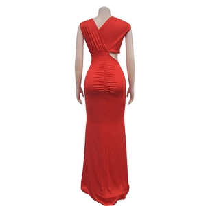 Vue détaillée d'une robe de soirée rouge sans manches avec dos nu et détails froncés