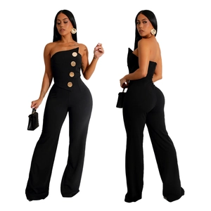 Détail de la combinaison bustier noire avec boutons dorés décoratifs et coupe large