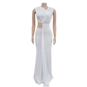 Détail de la découpe latérale et de la taille drapée sur une robe longue blanche sans manches