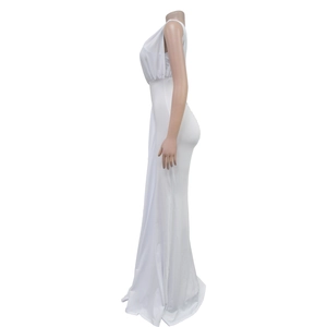 Vue latérale d'une robe longue blanche sans manches taille haute avec drapé fluide