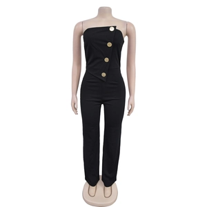 Détail de la combinaison bustier noire avec boutons dorés diagonaux élégants sur le devant