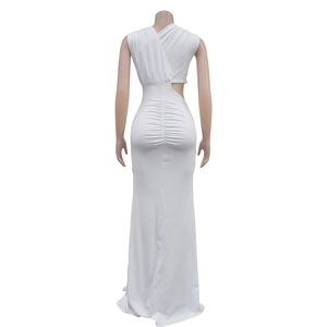 Détail du dos d'une robe longue blanche sans manches avec des fronces et des découpes