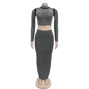 Detail des schwarzen Zweiteilers mit silbernen Strasssteinen, Crop-Top und Maxirock