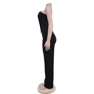 Vue latérale d'une combinaison bustier noire ajustée avec taille cintrée sur mannequin