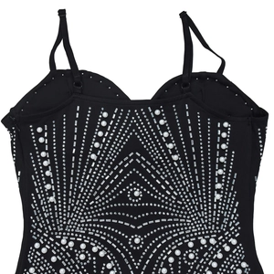 Dettaglio del top nero con scollo a V e motivi geometrici in strass e perle