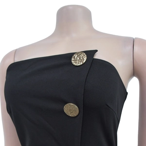 Détail de la combinaison noire sans manches avec pli diagonal et boutons dorés texturés