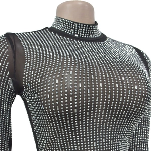 Detail eines schwarzen Mesh-Oberteils mit silbernen Strasssteinen und einem hohen Kragen
