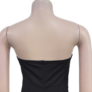 Détail arrière de la combinaison noire sans manches avec tissu mat et zip invisible