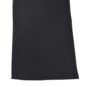 Vue détaillée de l'ourlet et de la couture double du pantalon large de la combinaison noire