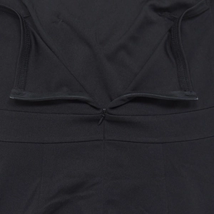 Détail macro de couture invisible et fermeture éclair sur le tissu du combishort noir