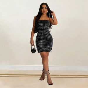Robe mini moulante noire sexy avec strass blancs scintillants et fines bretelles spaghetti