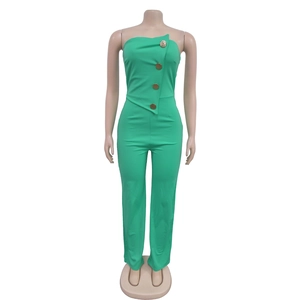 Détail de la combinaison bustier vert vif montrant les boutons dorés décoratifs