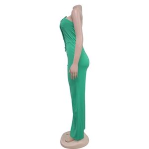 Vue latérale d'une combinaison sans manches vert vif avec boutons décoratifs à l'avant