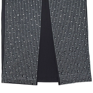 Makrodetail der silbernen Strasssteine und des Schlitzdesigns am schwarzen Kleid