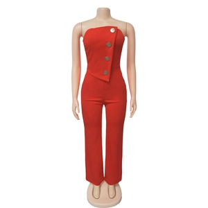 Détail d'une combinaison bustier rouge avec revers asymétrique et boutons dorés